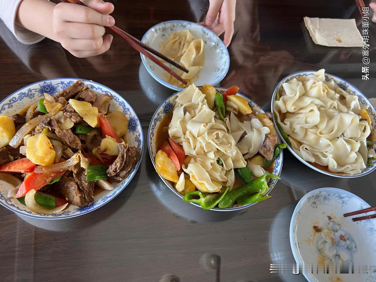 我做饭我做饭，一周五天每天都做饭，有人说厨房调料品放那么高家里不开火，我老公不是