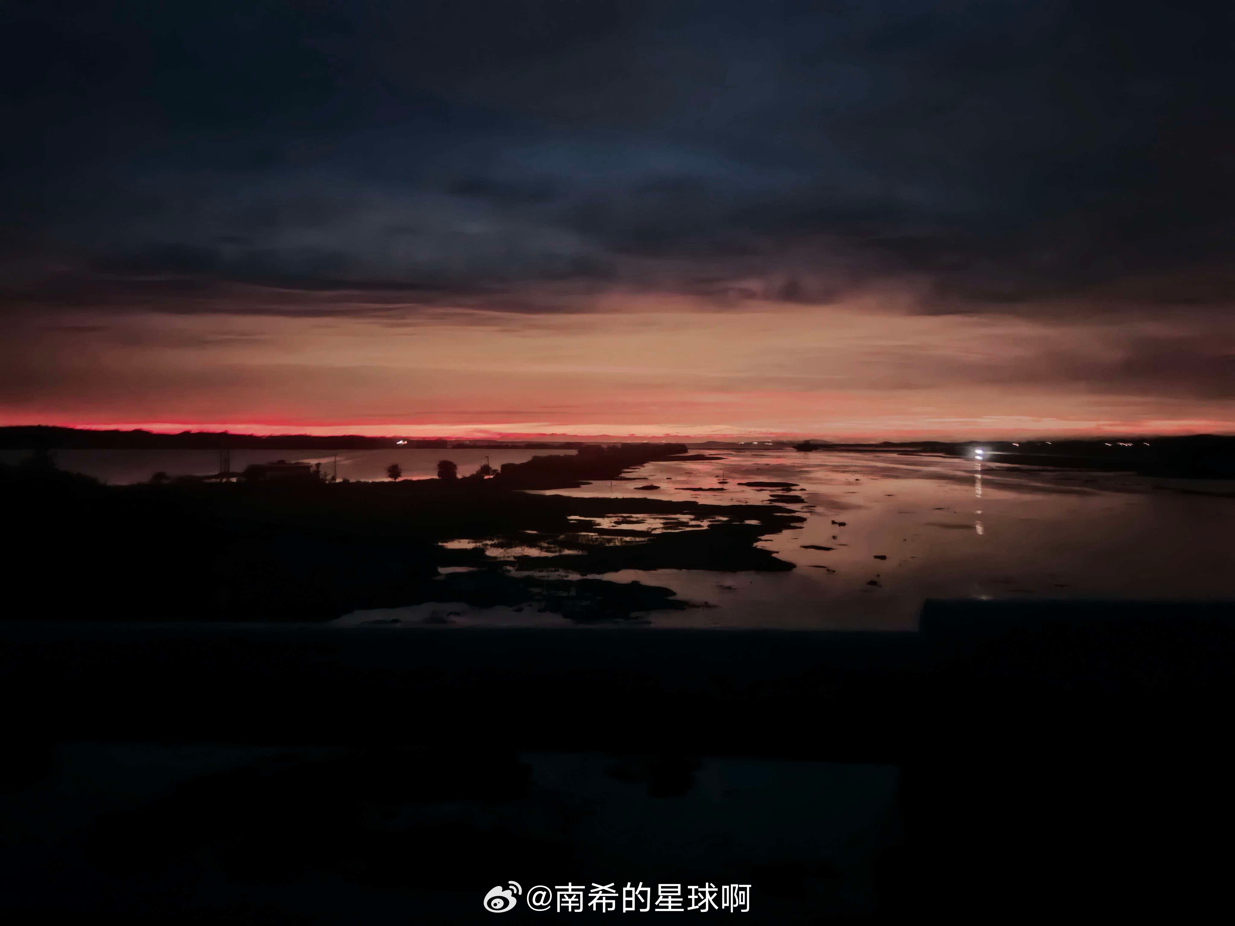 少年顺利拿到初中毕业证，九年义务教育就此落幕。他向来心性坚韧，很会自我开解。分数