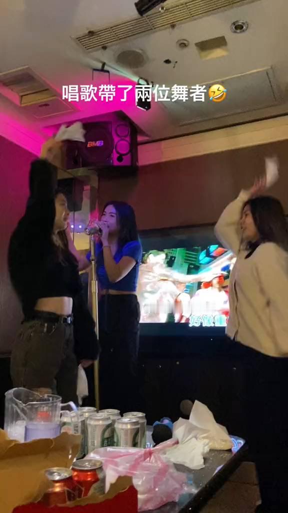 唱歌带了两位舞者。
没有感受。