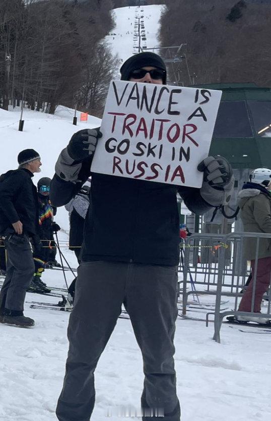 周末JD Vance一家去Vermont滑雪，当地人出来抗议昨天他在白宫针对泽连