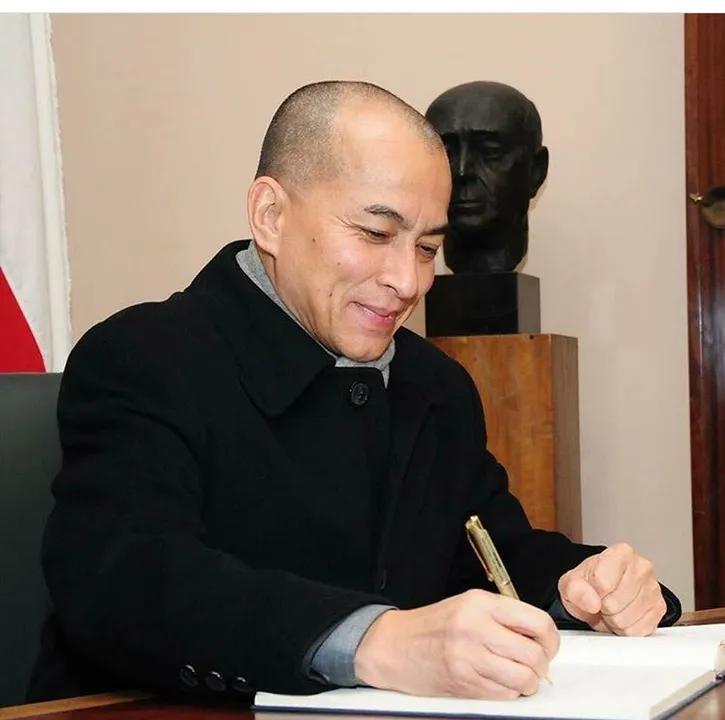 看看西哈莫尼国王十几年前的相片，皱纹和川字纹并不让人显老啊，反而增加了岁月的沉淀