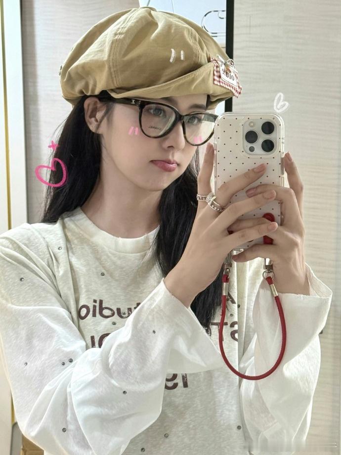 白鹿抬手召唤机械大狗狗奔跑吧 白鹿抬手召唤机械大狗狗，动作潇洒又霸气。想逃的人被