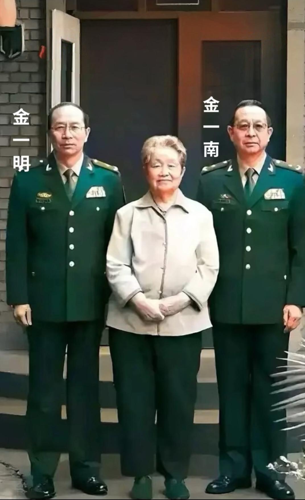 两位将军和母亲的合影