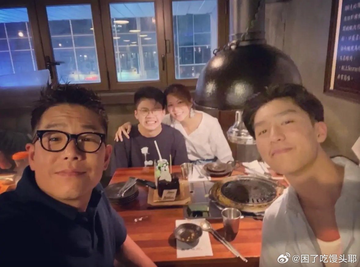 林晓峰与前妻出席儿子毕业礼，离婚6年关系良好，前妻称仍像家人 