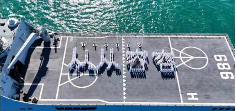 我海军综合登陆舰“长白山舰”上摆出“从从容容”“游刃有余”字样！

海军989编