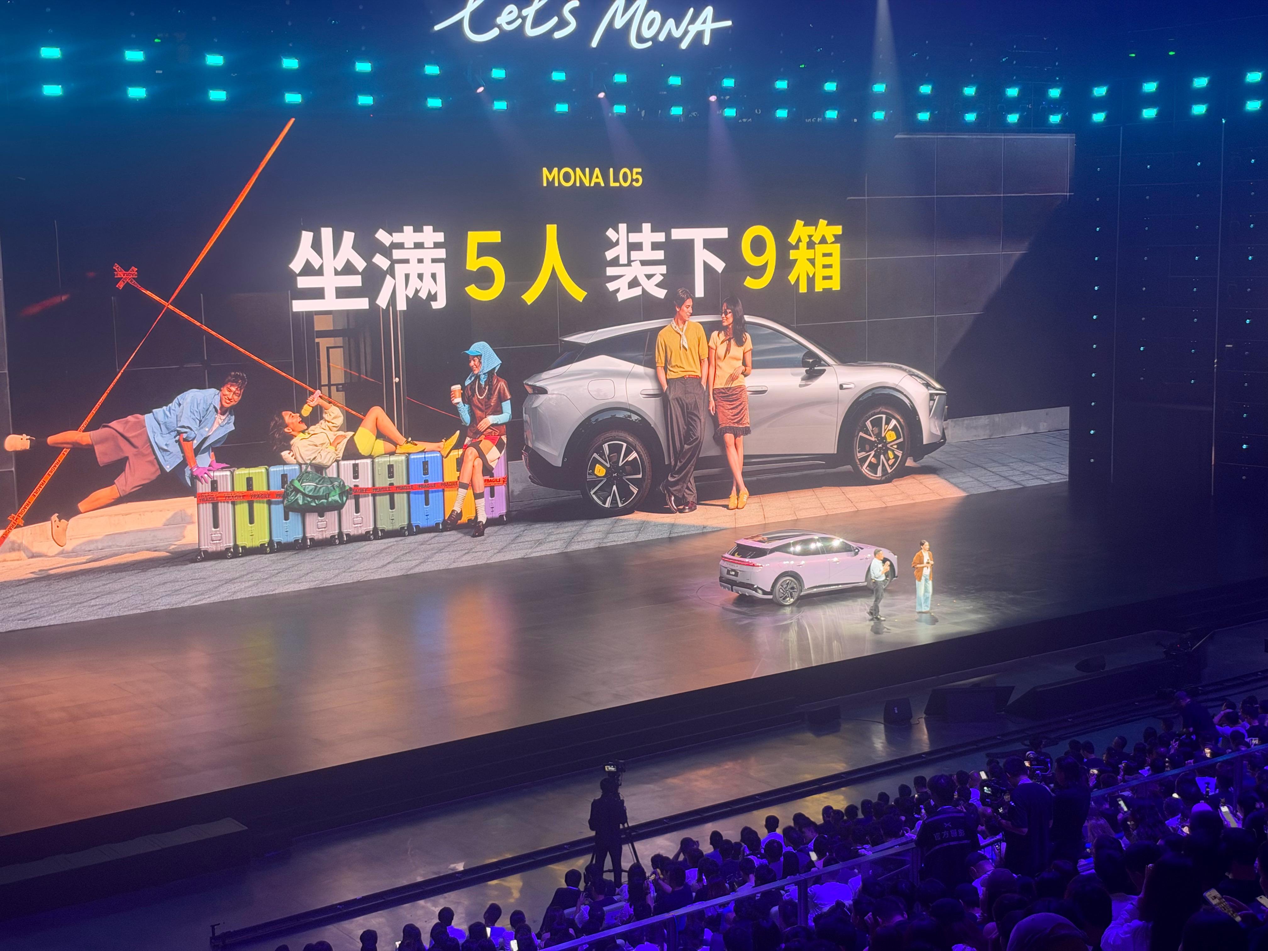 主打30万级轻奢智能座舱，刚好戳中了现在不少人选车时越来越看重座舱质感的需求，毕