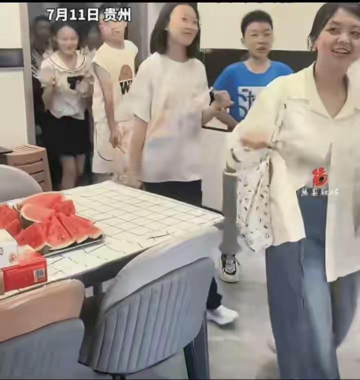 贵州贵阳，妈妈开门撞见27个孩子挤满楼道的瞬间，没有皱眉抱怨，反倒笑着把半个班的