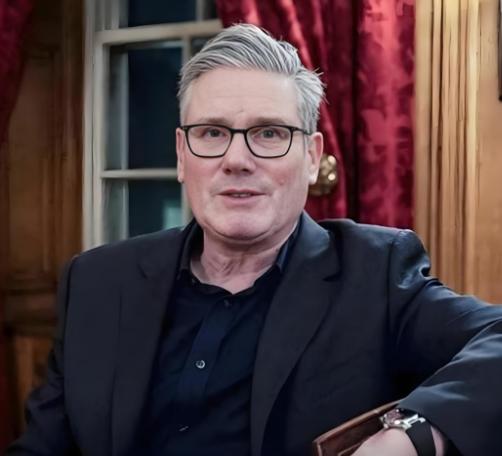 英国首相斯塔默 “投喂” 给了世界三句话！
 
第一句：中国不是 “正在崛起”，