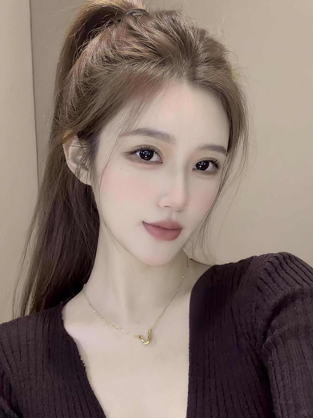 趁年华还在，趁笑靥仍美，趁阳光还明媚闪耀，结束每一个一成不变的日子，去做一个更好