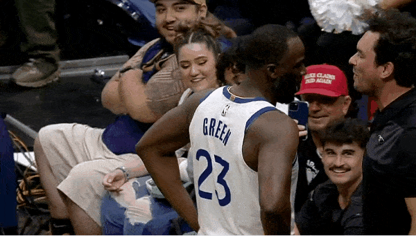 科尔谈追梦和球迷争吵：只要事态没有升级，球员与球迷进行沟通交流是没问题的。

在