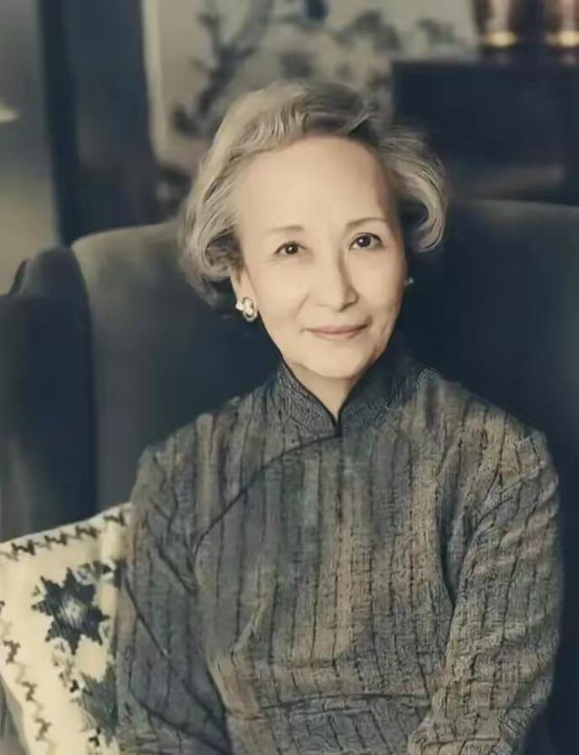 1980年，六十五岁的郑念决定离开生活数十年的上海，远赴美国定居。临行之前，她将