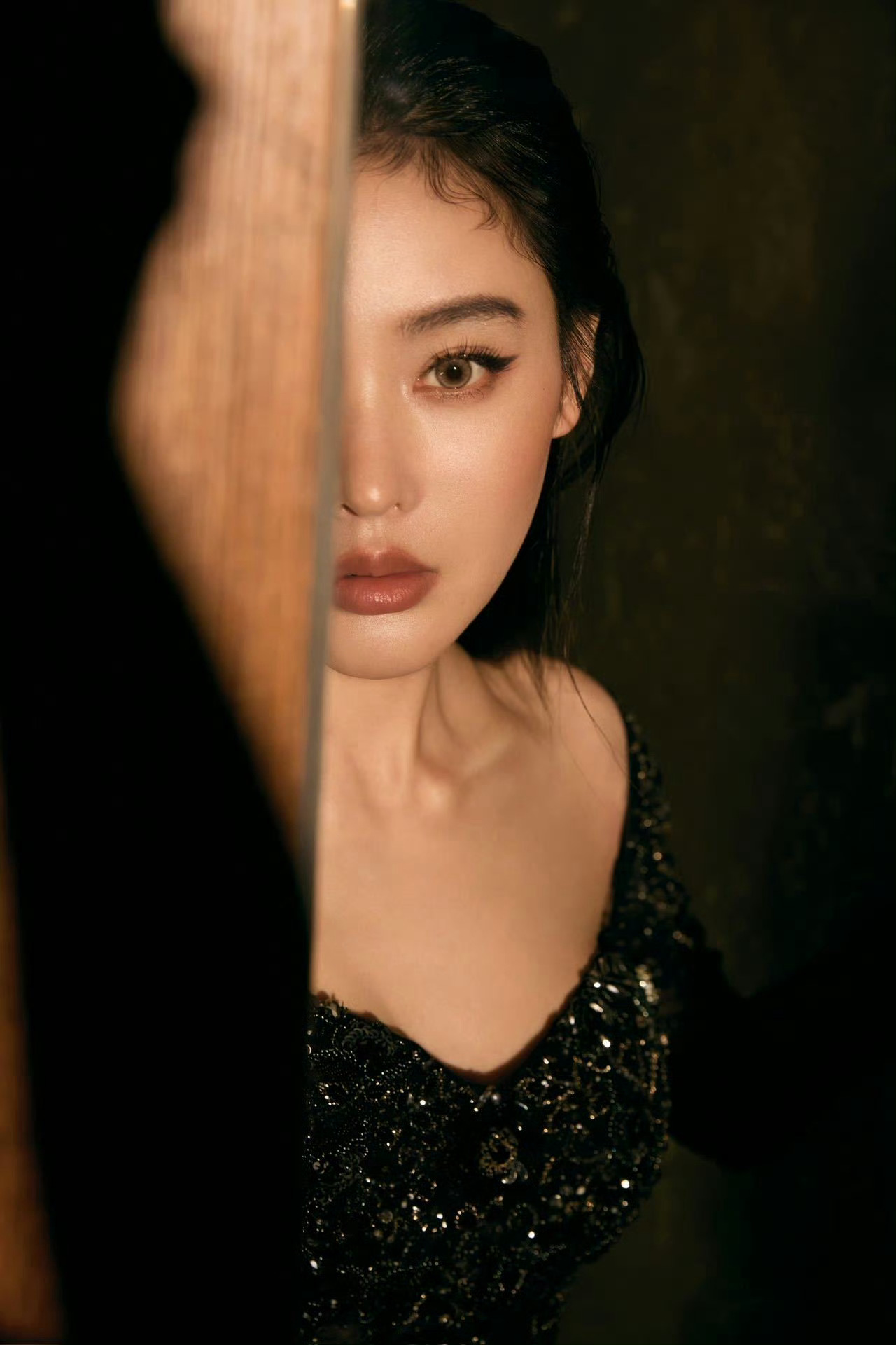 张天爱红唇黑裙造型女王来的      谁被张天爱美晕！微博之夜黑钻礼裙和利落背头