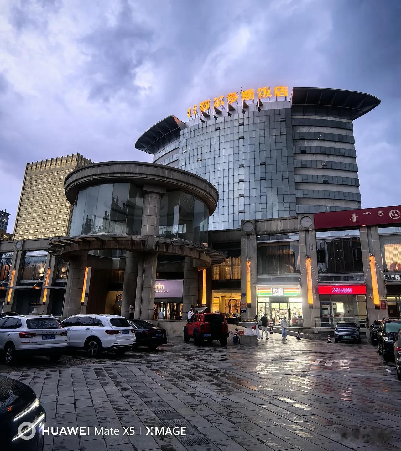 每个人都是一座城市，初遇鄂尔多斯，宽街与热情皆是它的名片

昨天上午，我从呼和浩