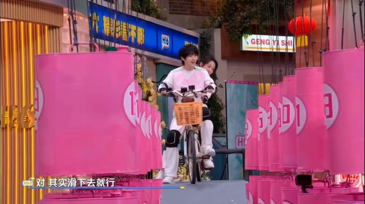 丁程鑫骑车像放了一串鞭炮 丁程鑫玩单车过桶阵频频撞桶，障碍桶被撞得四处飞散，画面