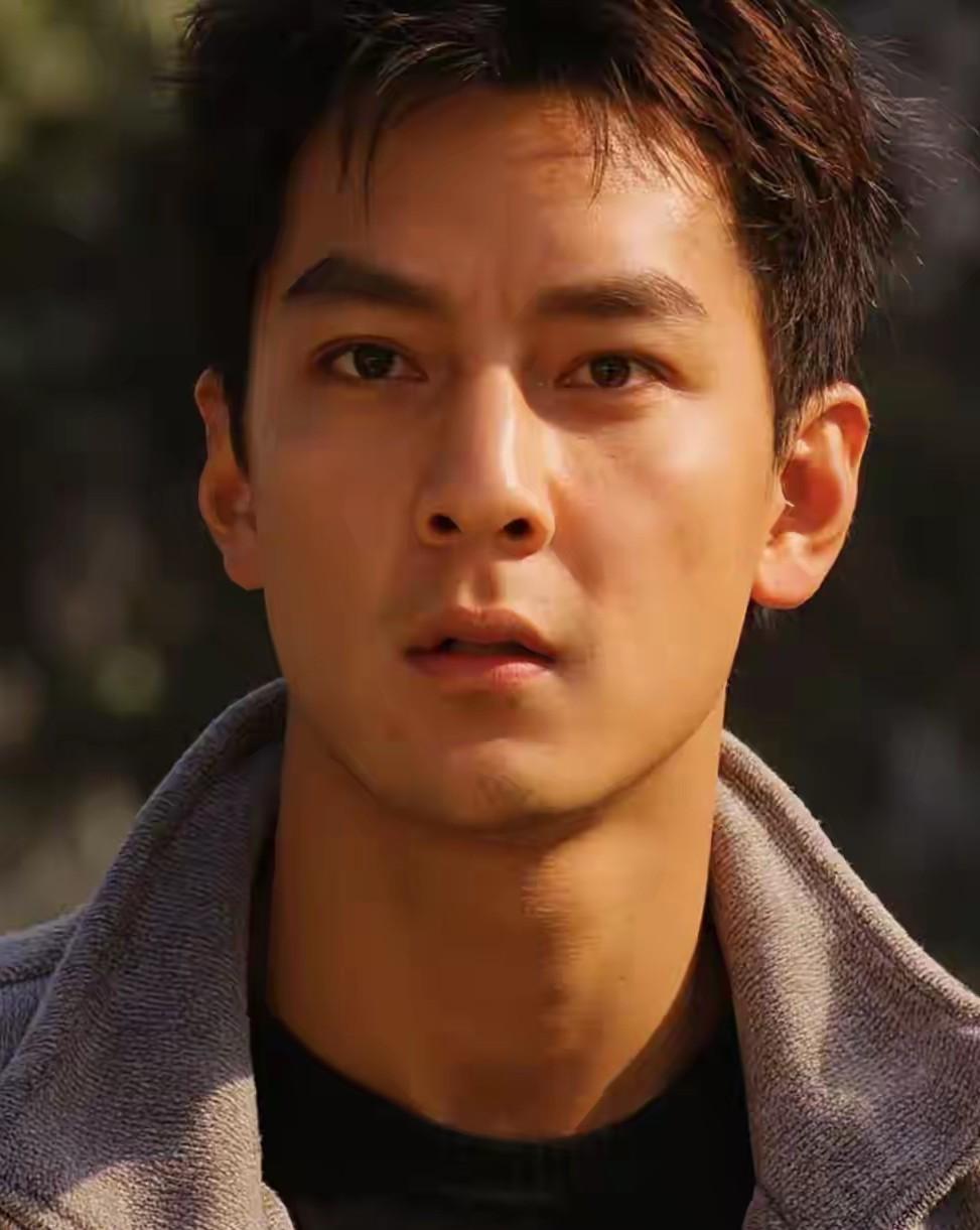 如果你不知道男人长成什么样才叫帅你就看看吴彦祖，作为男人中的颜值天花板，他的五官