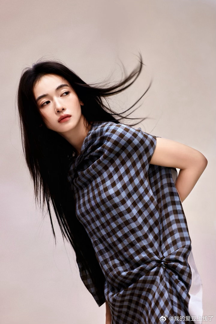 吴谨言不吃造型压力吴谨言一边过夏天一边过秋天优越体态加上独特气质，吴谨言不吃造型