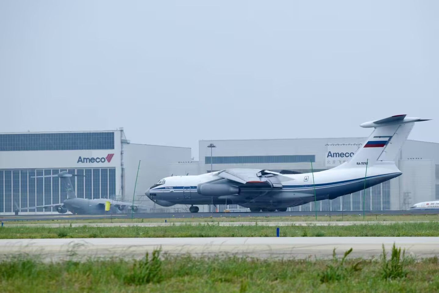 前后脚：美空的C17与VKS的伊尔76同框 