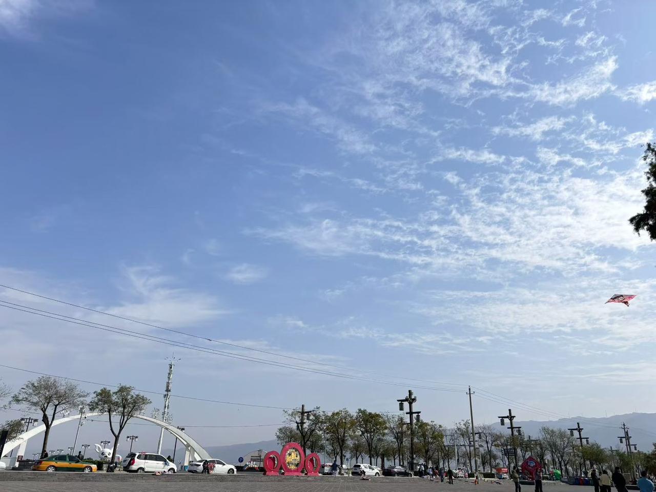 抬头看天的瞬间，感觉所有烦心事都被这广阔的蓝给稀释了。原来不用特意找风景，抬头就