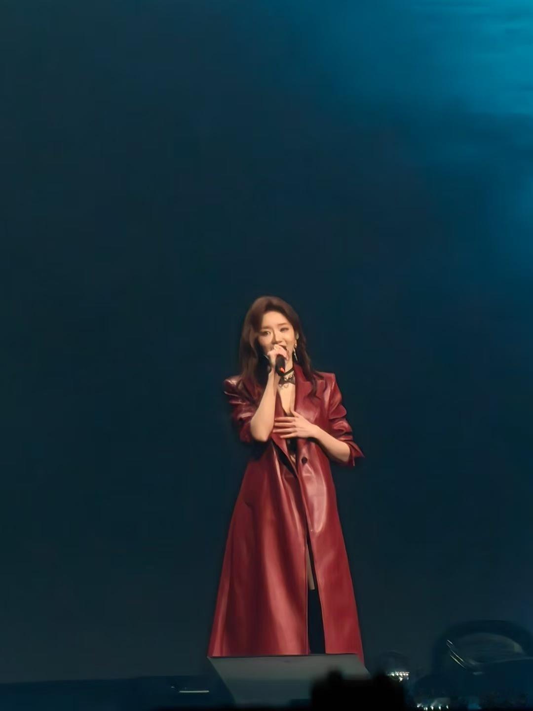 张月完全女团味儿以生日为契机，交出一份音乐答卷。三首全新作品在舞台上一一呈现，张