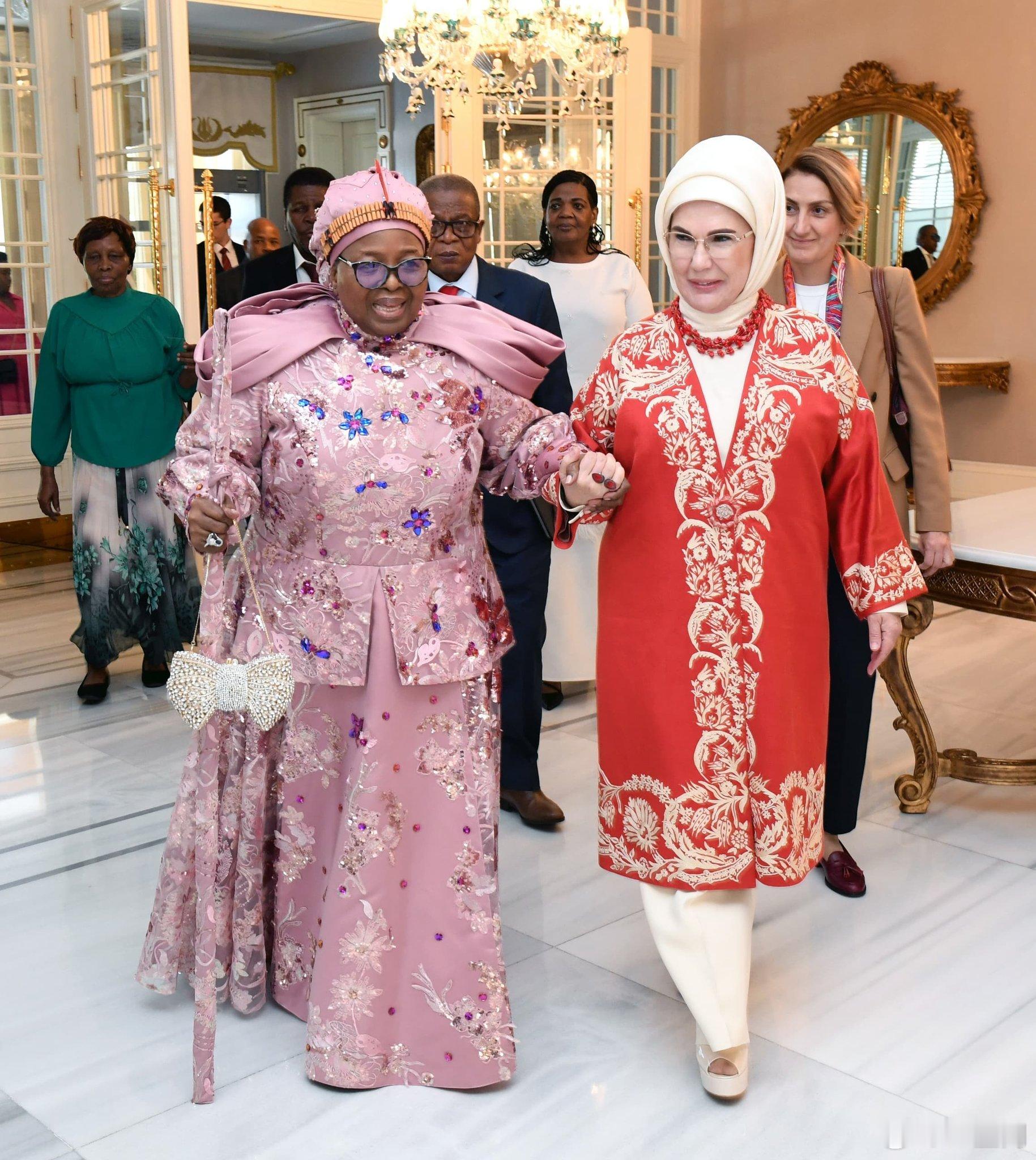 斯威士兰王室 🇸🇿🇹🇷5月23日，斯威士兰王太后和土耳其第一夫人Emin