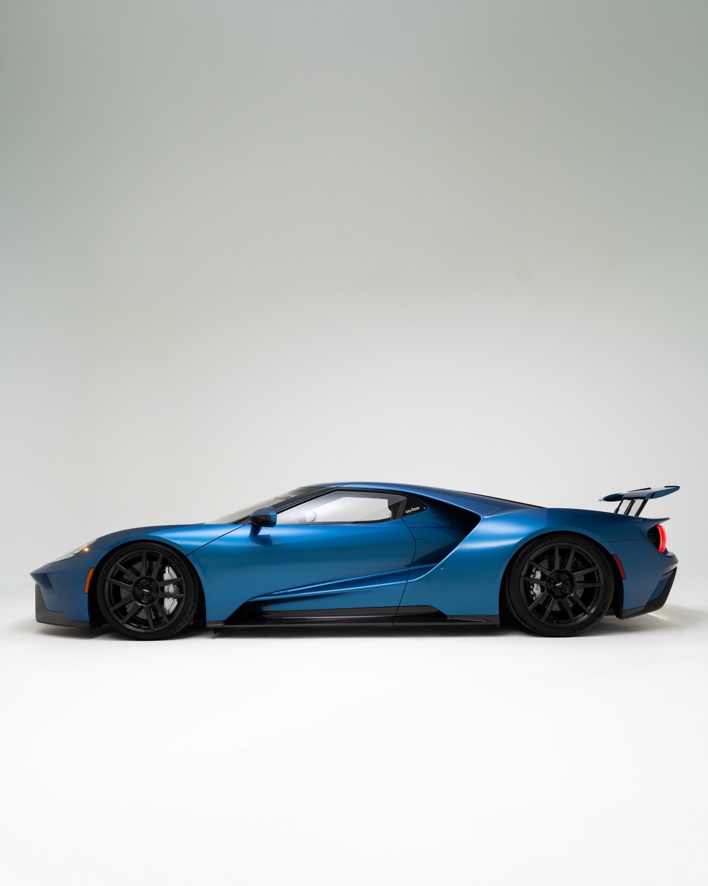 2019 Ford GT ，这台车采用液态蓝外观搭配银锭条纹，这一涂装定义了美国