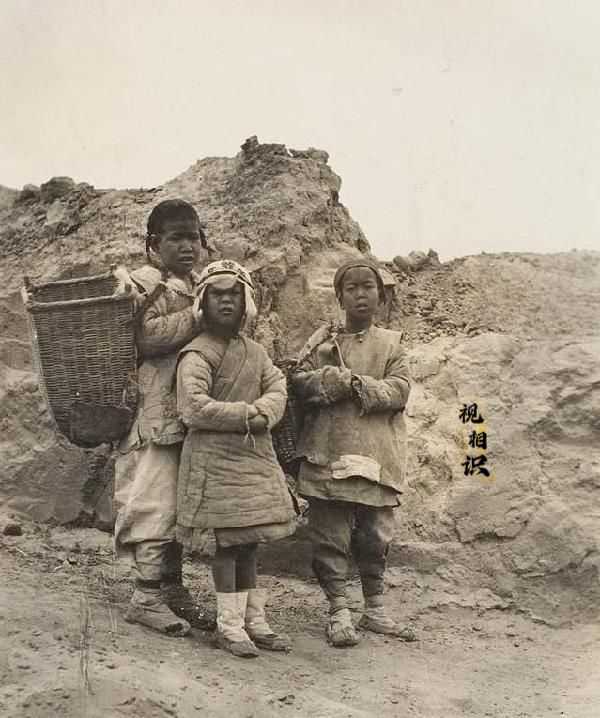 1910年，凉州，三名捡牛粪男孩的照片，由英国《泰晤士报》记者乔治·厄内斯特·莫...