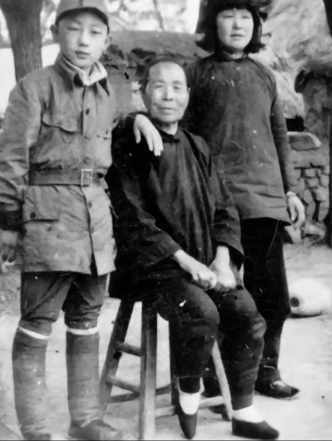 1944年，女侦察员刘杰英被鬼子活埋，土都埋到胸口了。鬼子刚撤，老乡们围上去，猛