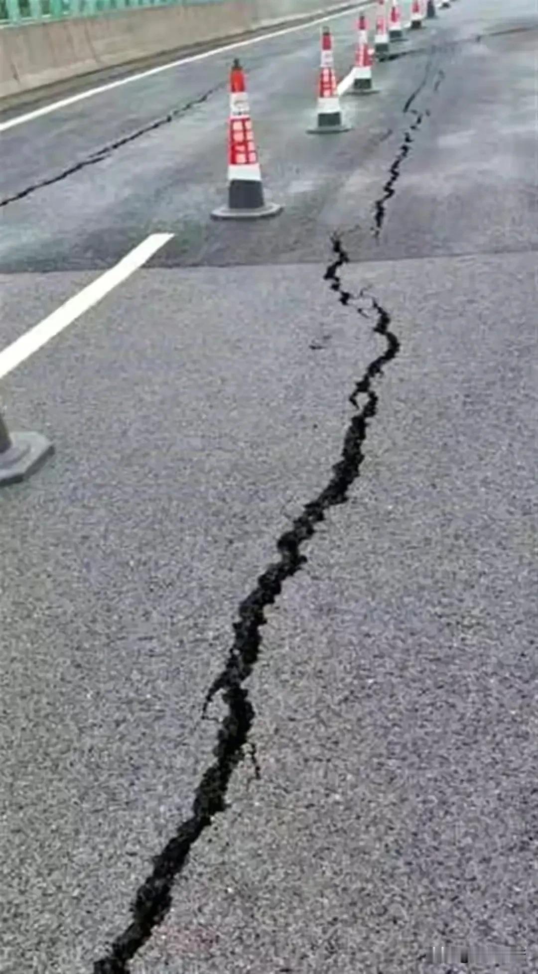 豆腐渣工程太可怕了！通车只有2年半的湖南安慈高速石门段，路面居然出现几条巨大的裂