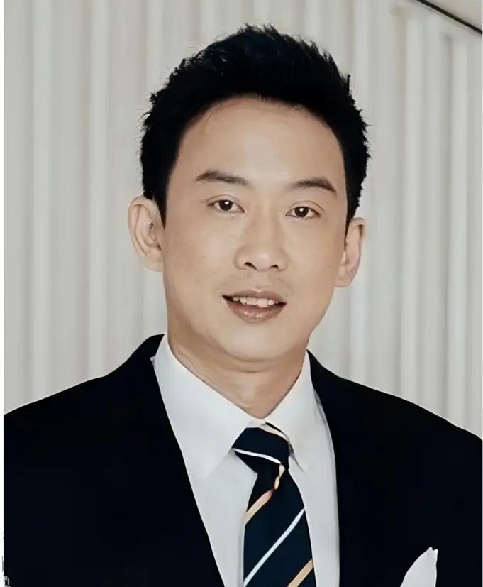 在佩通坦为父亲奔走的镜头里，很少有人想起她46岁的哥哥班通达。这个他信家族的长子