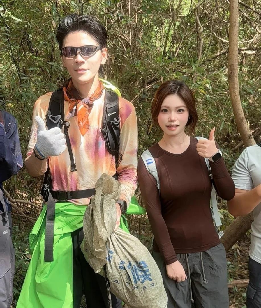 10月18日向佐在杭州山间徒步时被路人撞见，手里拎着个尿素袋，走两步就弯腰捡起山