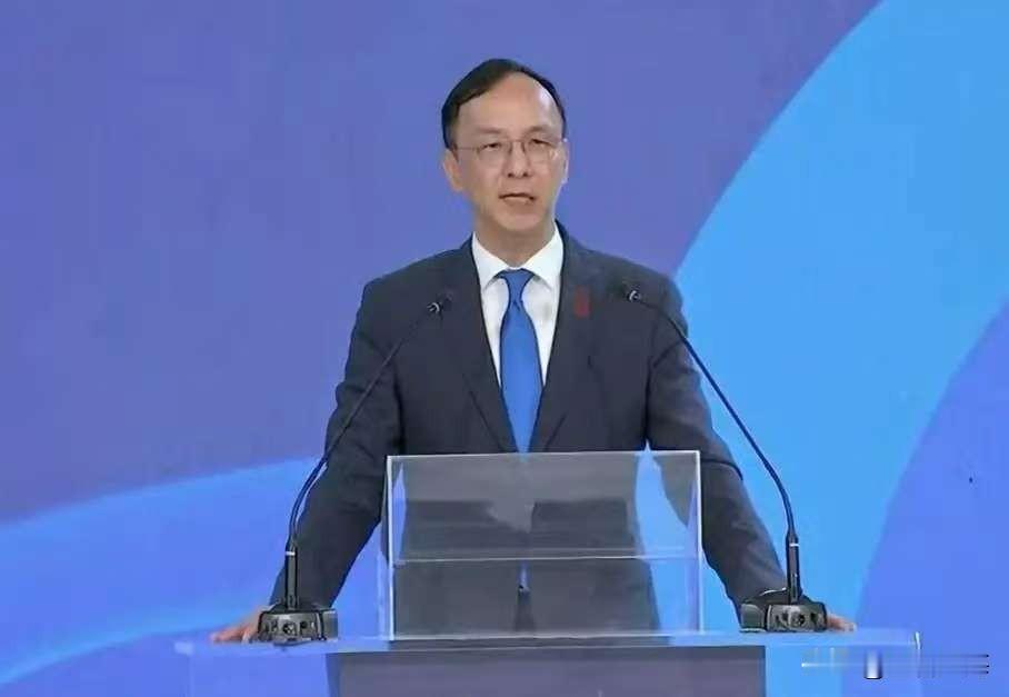 柯文哲、朱立伦一同站台，台东造势涌入近万人。日前蓝营台东人选吴秀华发起竞选办公室