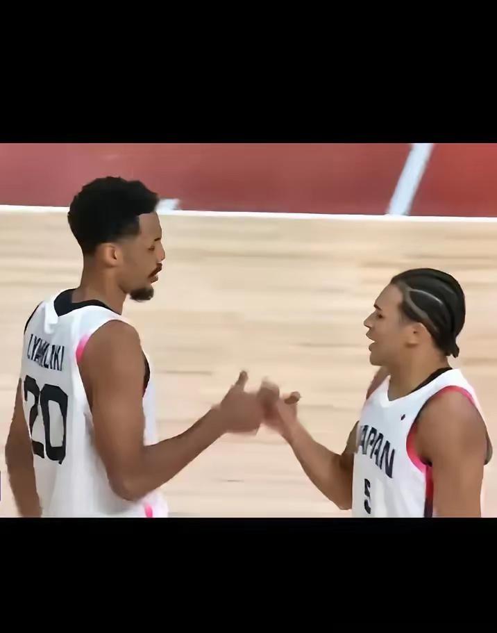 中国男篮负于日本队。日本队派上了世界联队。场上什么色人种都有。白色的。黑色的，黄