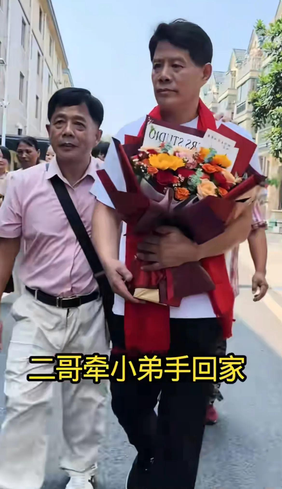 山东五莲，王先生找到了失散58年的亲人，相见现场，兄弟二人的身高差引起网友热议，