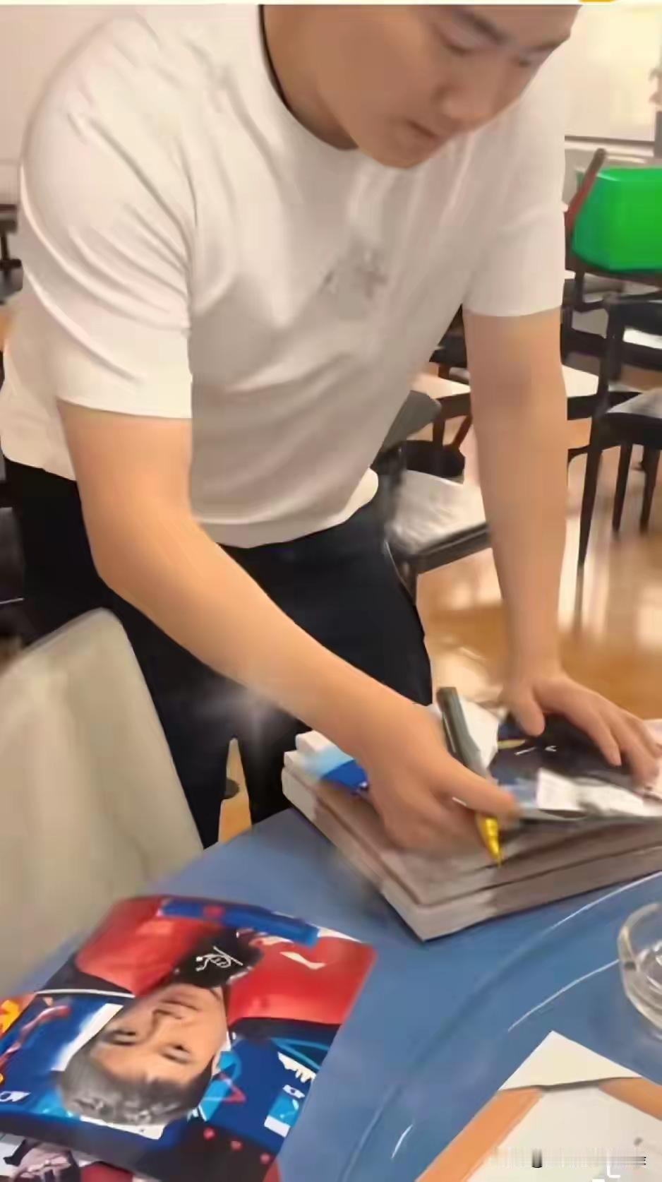 大胖回河北，
除了和朋友聚餐，
还去老丈人烧烤店给老丈人撑门面，
签了一大堆名，