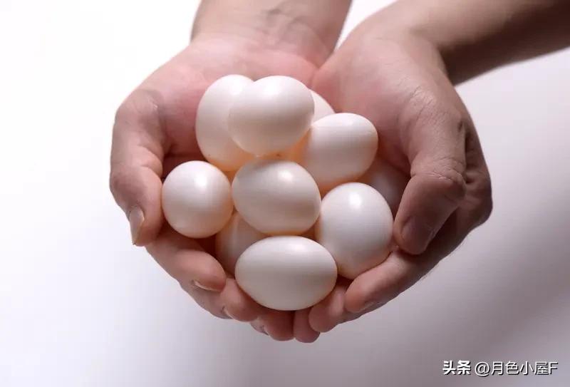 免费鸡蛋里挑“骨头”

因为经常陪病妻在小公园锻炼，竟然和比我们年龄大的老太太打
