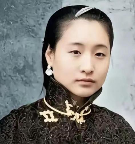 1916年，蔡锷病死了，小情人小凤仙参加完他的葬礼便消失了，直到1998年，她的