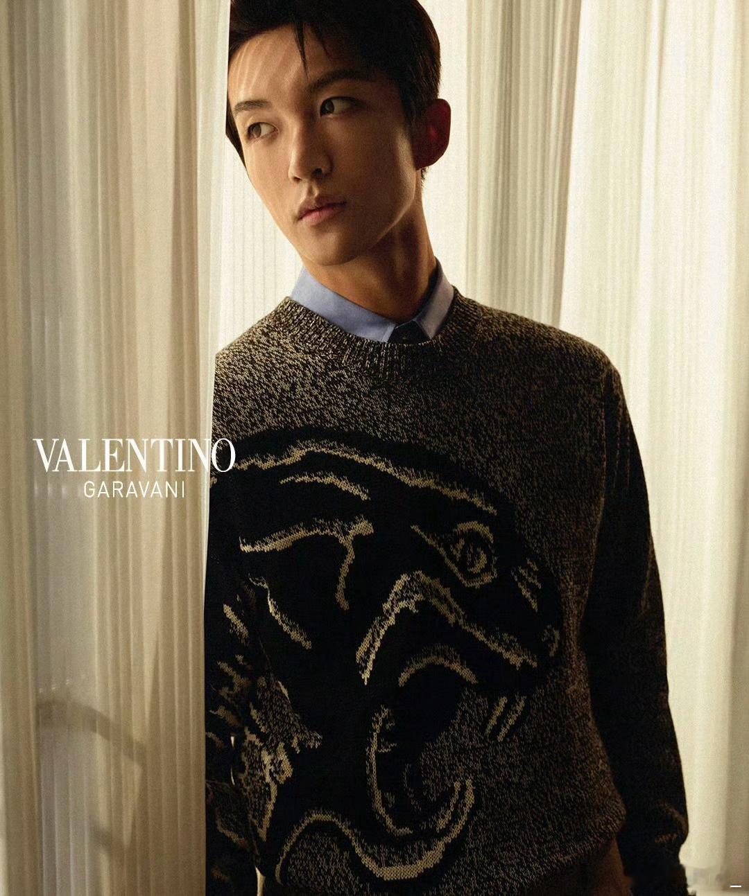 黄子弘凡出任VALENTINO华伦天奴品牌挚友，身着2026早秋系列，以少年温柔