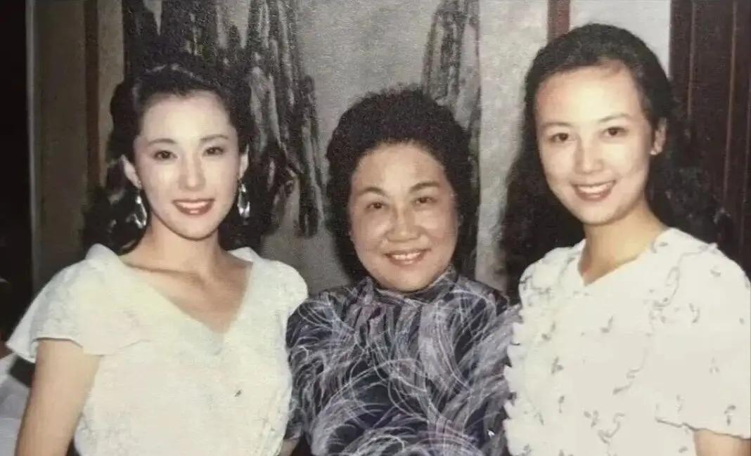 赵静她气质典雅温婉，比松坂庆子更有韵味，不愧是经典女神。 永远优雅的女人