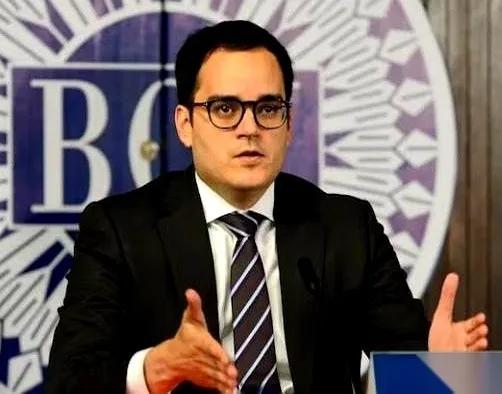 委内瑞拉做了一个大动作。他们把整个国家的经济命脉，直接交到了一个42岁的男人手里