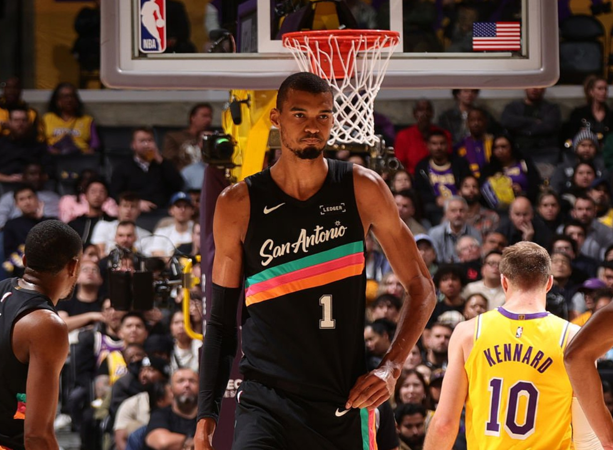 全场结束，湖人108-136马刺，如何评价这一场？马刺vs湖人 拉拉维亚10分2