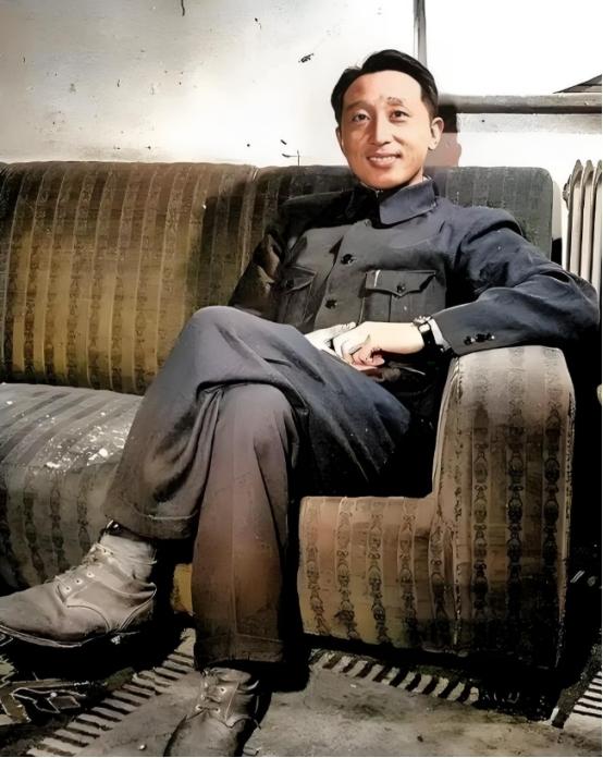1924年，张作霖8岁的儿子张学思在学校被老师打了十下手板，张学思哭喊着“我爸是