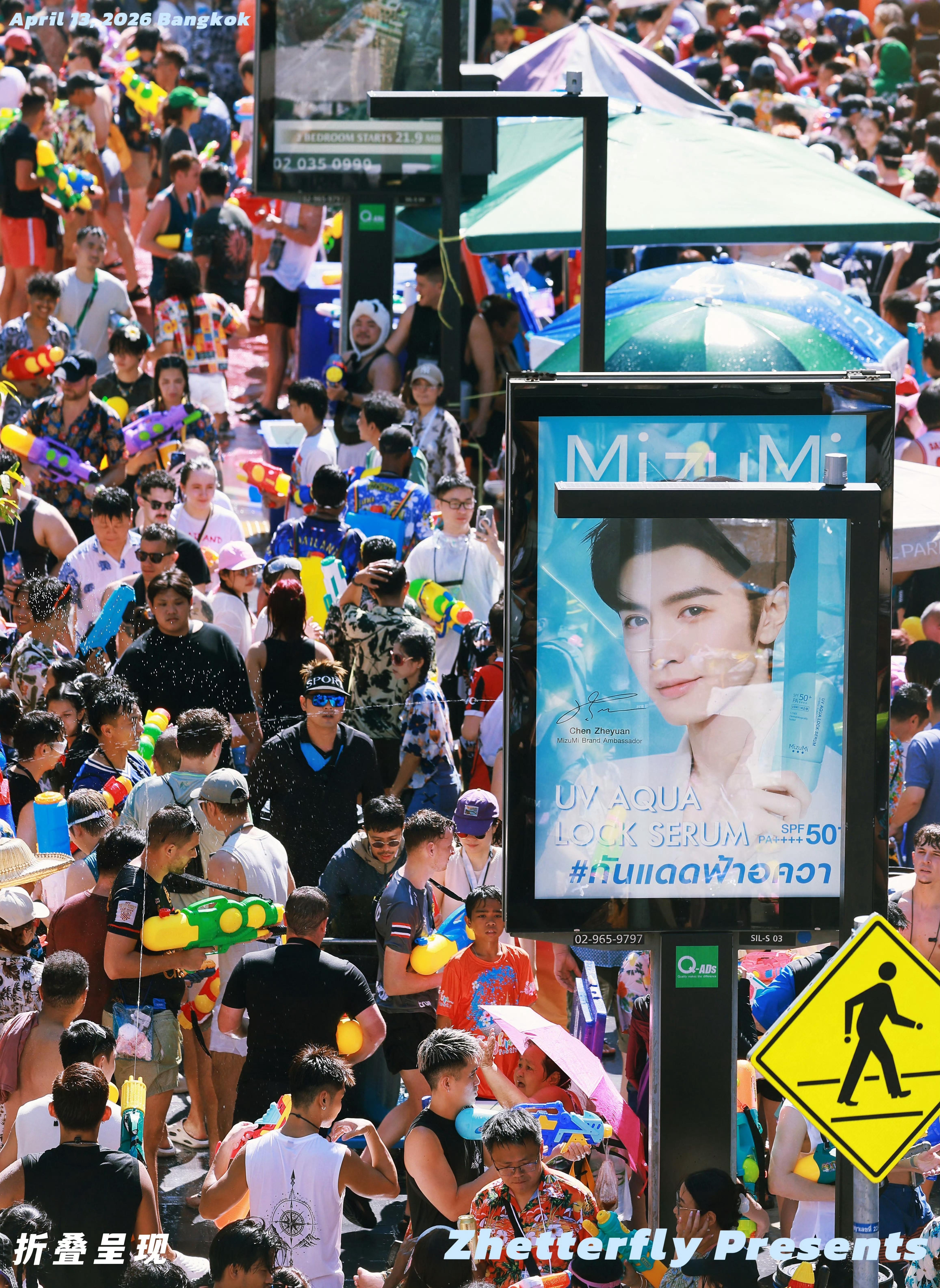 陈哲远在泰国是真的火！人山人海的泰国泼水节街头，随处可见他的广告牌！！！这波他真