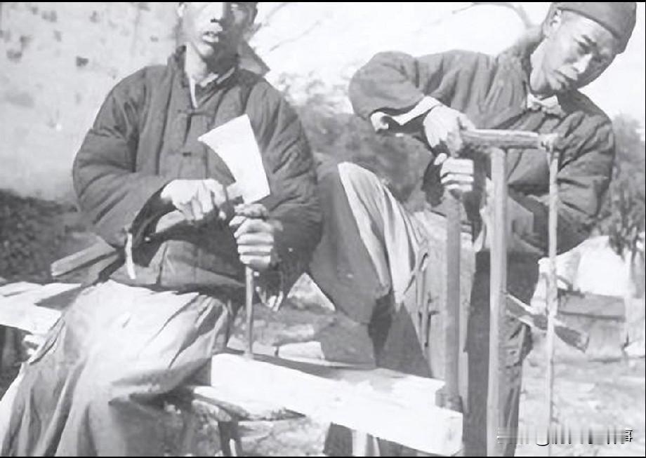 1938年，潘木匠看到15岁女儿被日军凌辱致死，他痛哭流涕找到192师长胡达说：