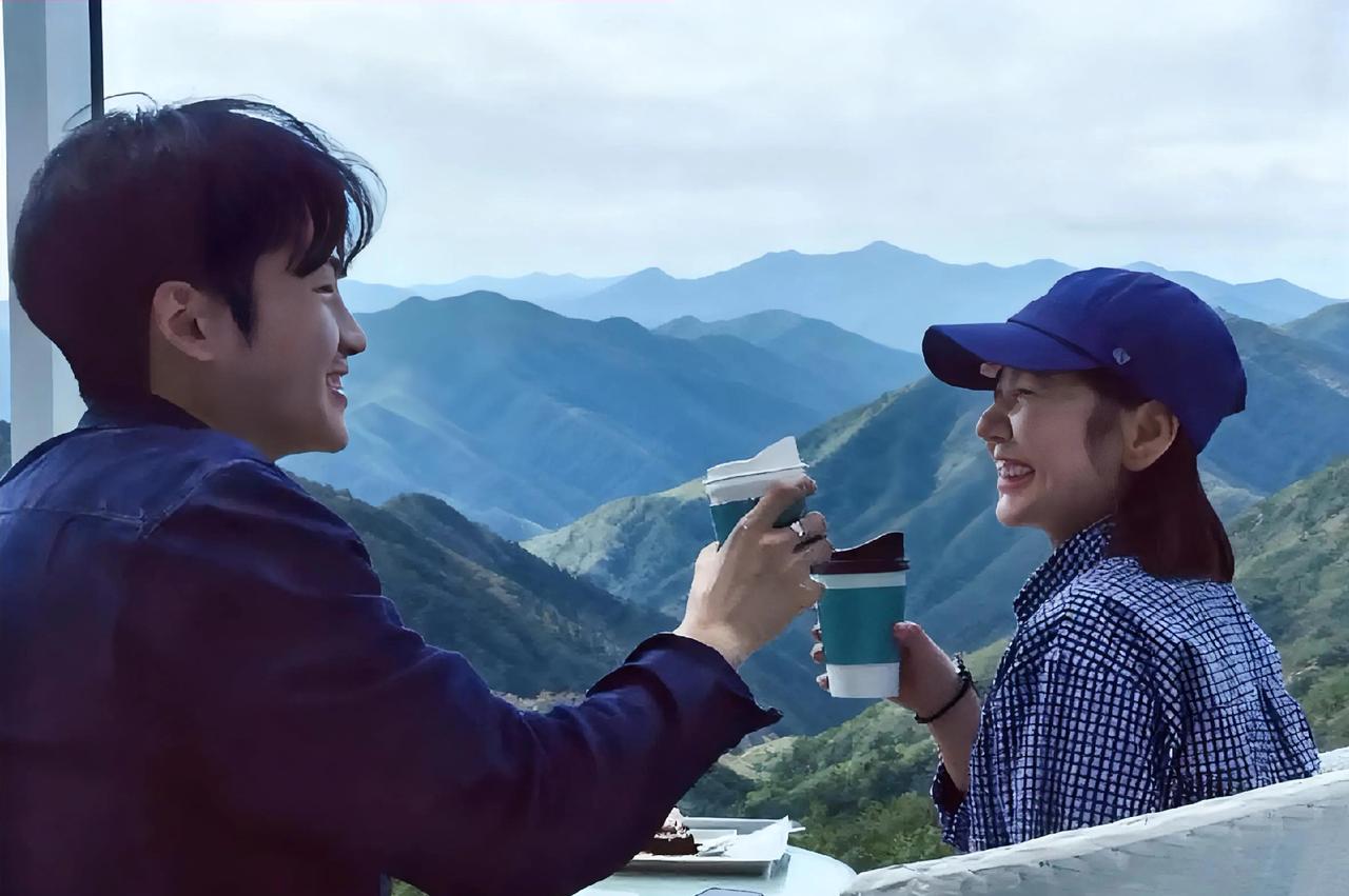 男女之间，
最舒服的两性关系
 
不是整天黏在一起，
也不是刻意讨好迎合，
而是