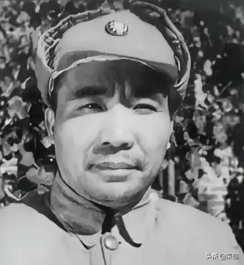 王耀武得知手下俘虏了一个红军师长，兴冲冲的跑过去准备审讯，可当他看到这位红军师长
