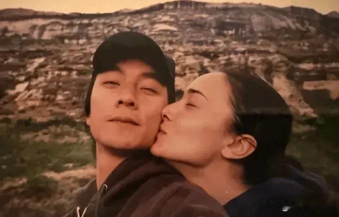 吴彦祖太太Lisa翻出多年前的旧合照发出来，简简单单一句“那时的我们刚刚坠入爱河