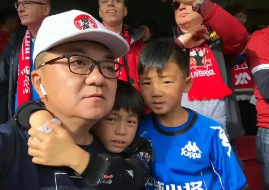 董路，一个没有教练证的人，九年花了五千八百万，最后，把一个14岁的孩子送进了巴萨