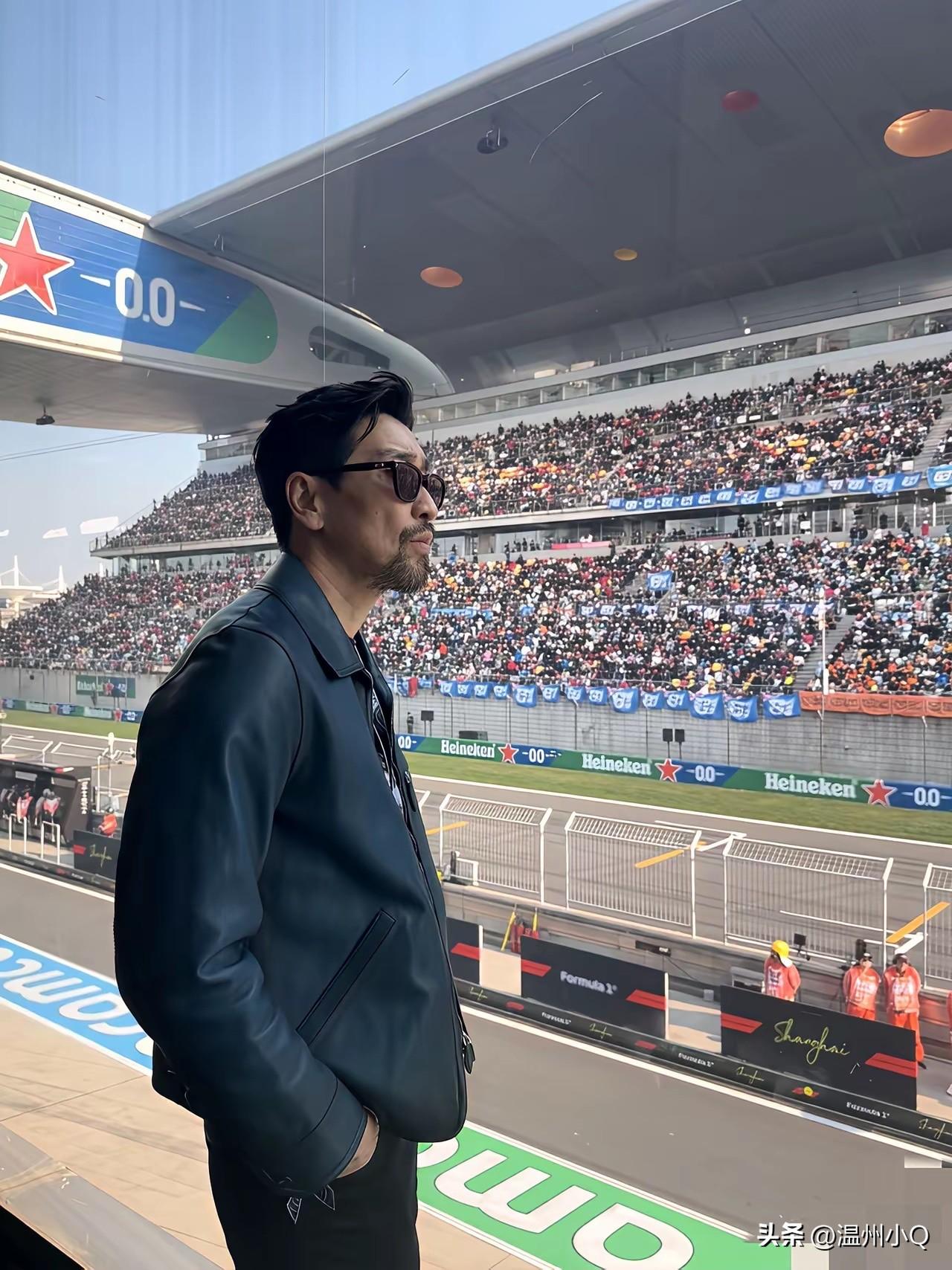 演员王千源去F1现场观赛，络腮胡配黑墨镜，皮夹克加身尽显派头。还别说，他这张坏人