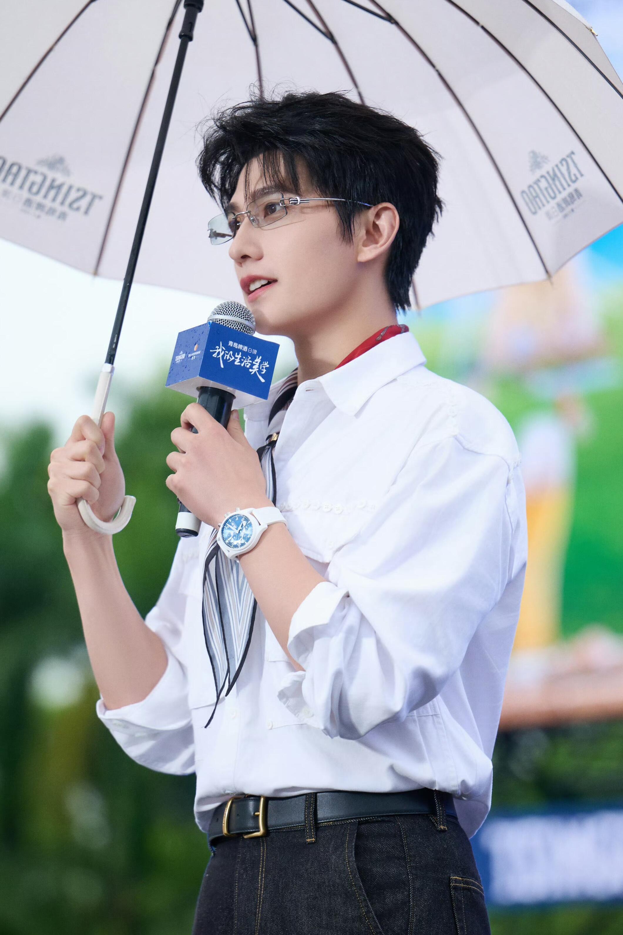 杨洋欢乐谷首推项目杨洋斯文禁欲眼镜look雨天赴约的白衬衫少年太戳心！无框眼镜搭