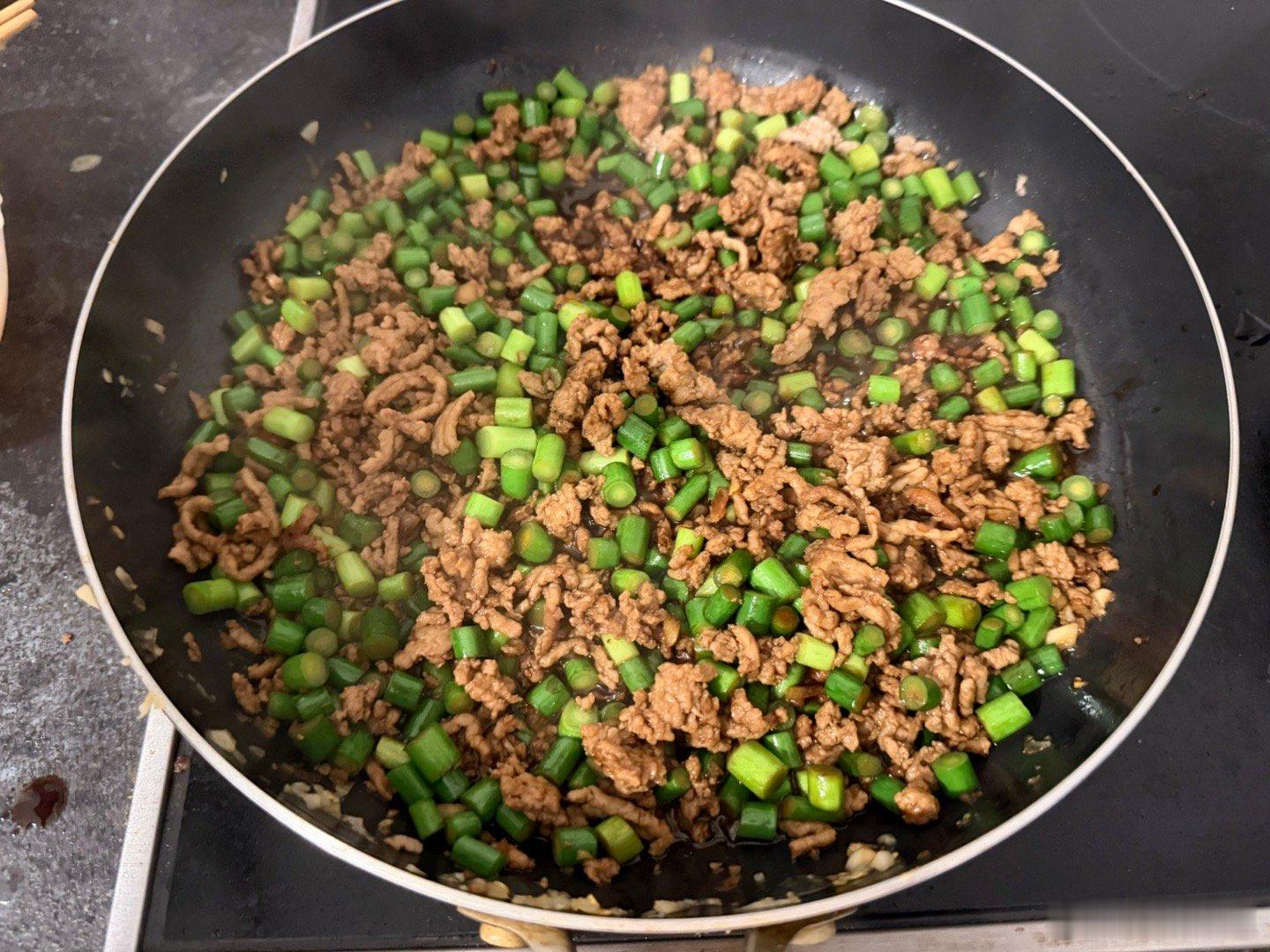 蒜薹炒肉 就这么说吧 经过昨天豆角炒肉优化后 今天完完全全有8成饭店的味了 我上